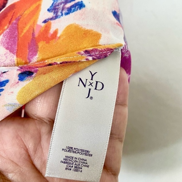 NYDJ Pink Floral Sleeveless 1/3 Front‎ Button Blouse in Medium - Picture 5 of 8